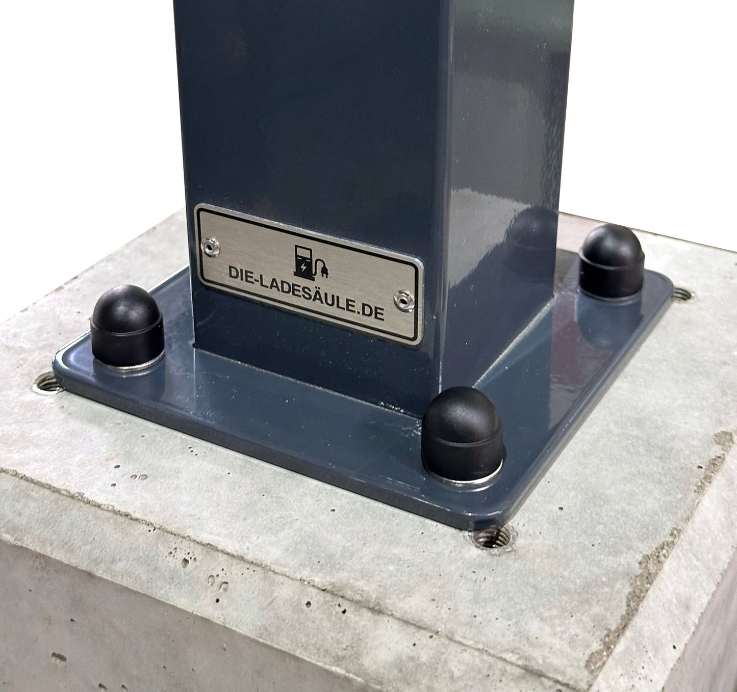Fondazione in calcestruzzo già pronta per colonna di ricarica, base o stele “DIE-LADESÄULE.DE”.