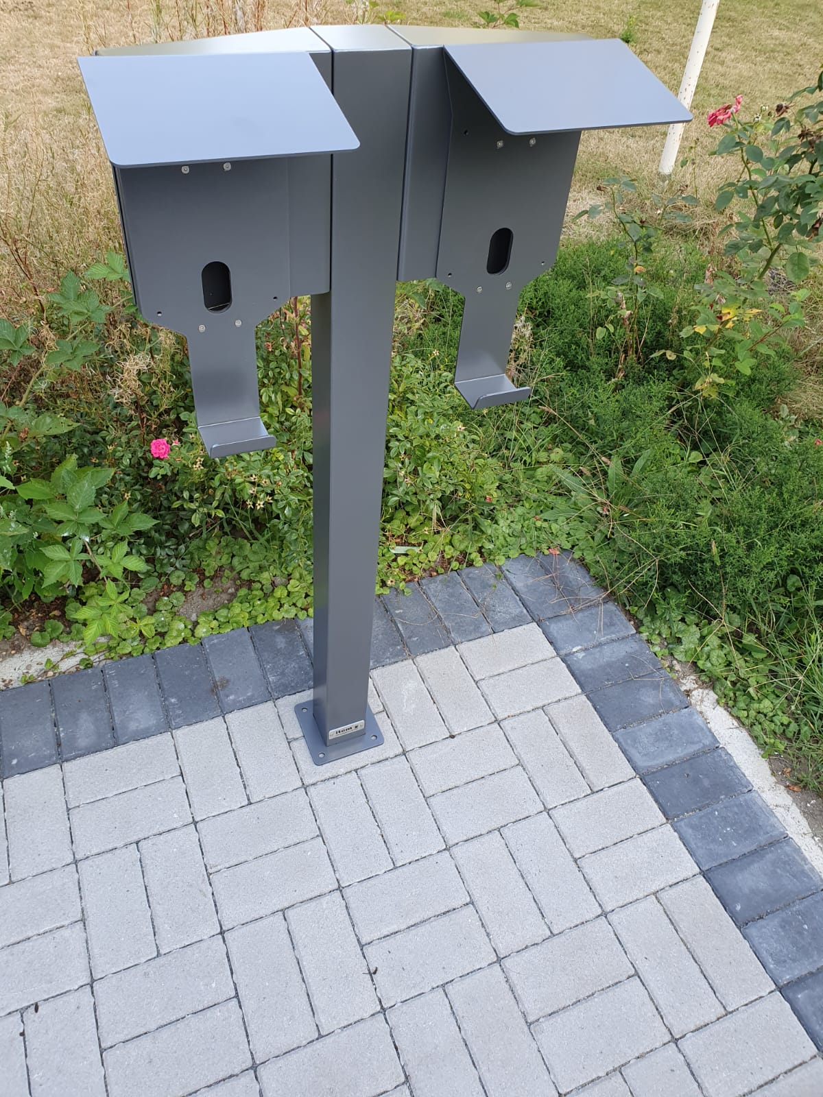 Stazione di ricarica adatta per 2 Easee Wallbox con tetto | ACCANTO | Stare in piedi | Stare in piedi | Stele | base