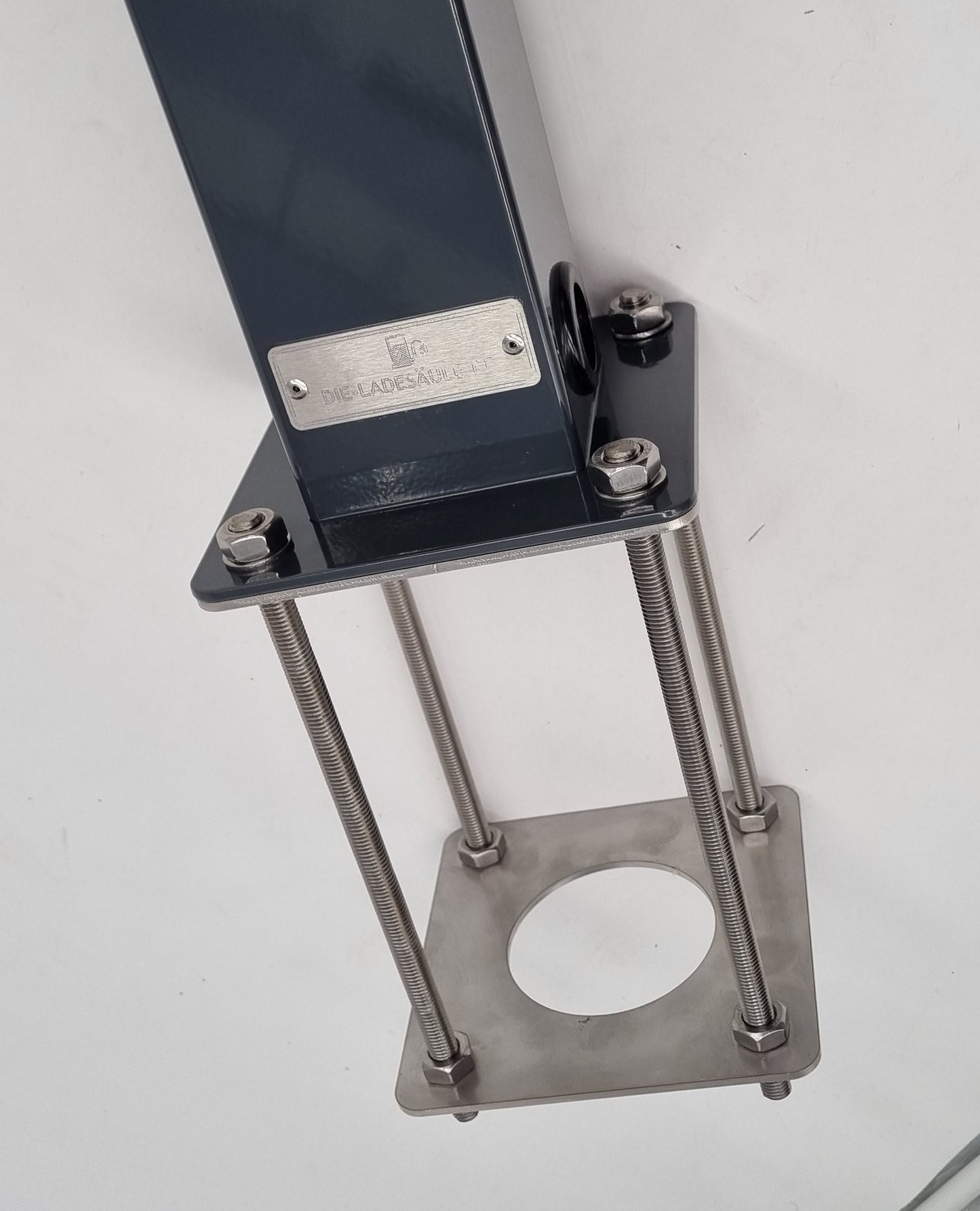 Base di montaggio a pavimento "G4" adatta per la DIE-Charging Column.de da incastrare nel cemento