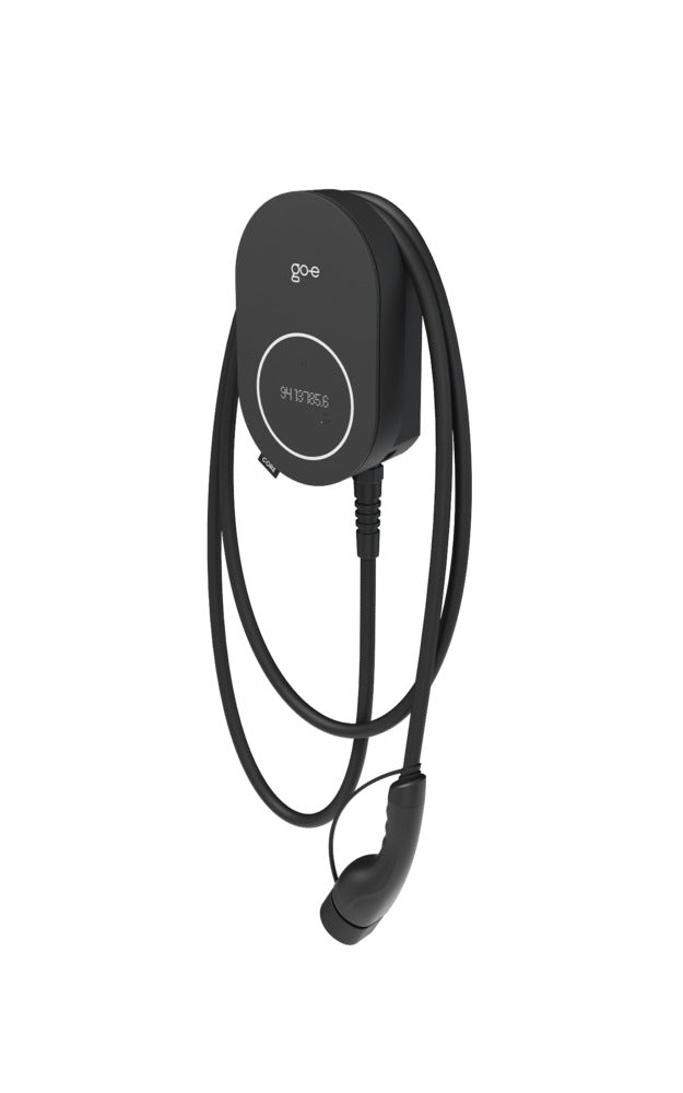 go-e Charger CORE mit hängendem Ladekabel