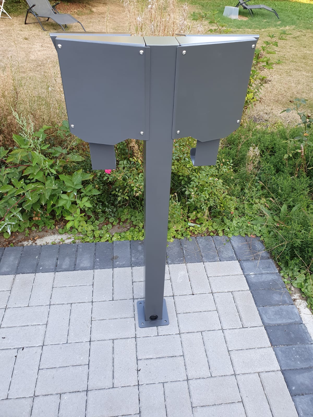 Stazione di ricarica adatta per 2 Easee Wallbox con tetto | ACCANTO | Stare in piedi | Stare in piedi | Stele | base